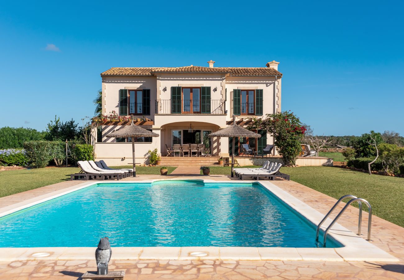 Finca en Es Llombards - Oasis de Luz en Es Llombards: Piscina, A/C y Horno Pizza (10p)