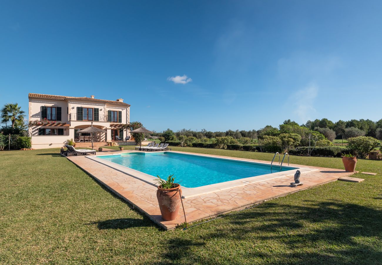 Finca en Es Llombards - Oasis de Luz en Es Llombards: Piscina, A/C y Horno Pizza (10p)