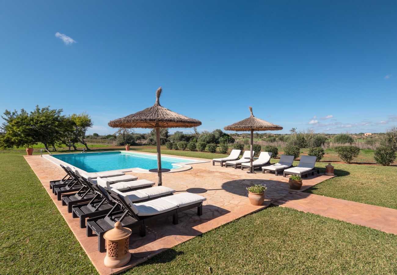 Finca en Es Llombards - Oasis de Luz en Es Llombards: Piscina, A/C y Horno Pizza (10p)