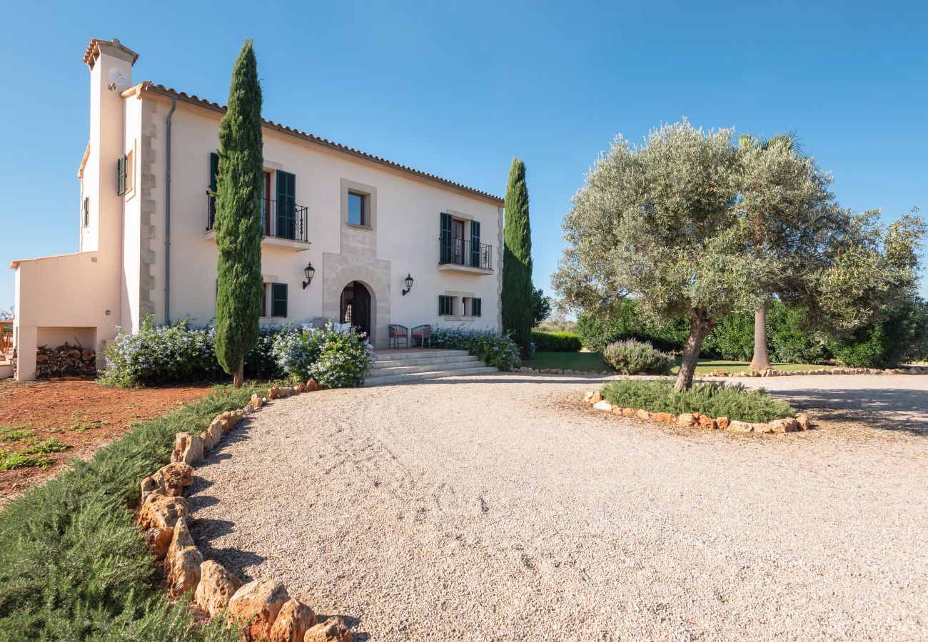 Finca en Es Llombards - Oasis de Luz en Es Llombards: Piscina, A/C y Horno Pizza (10p)