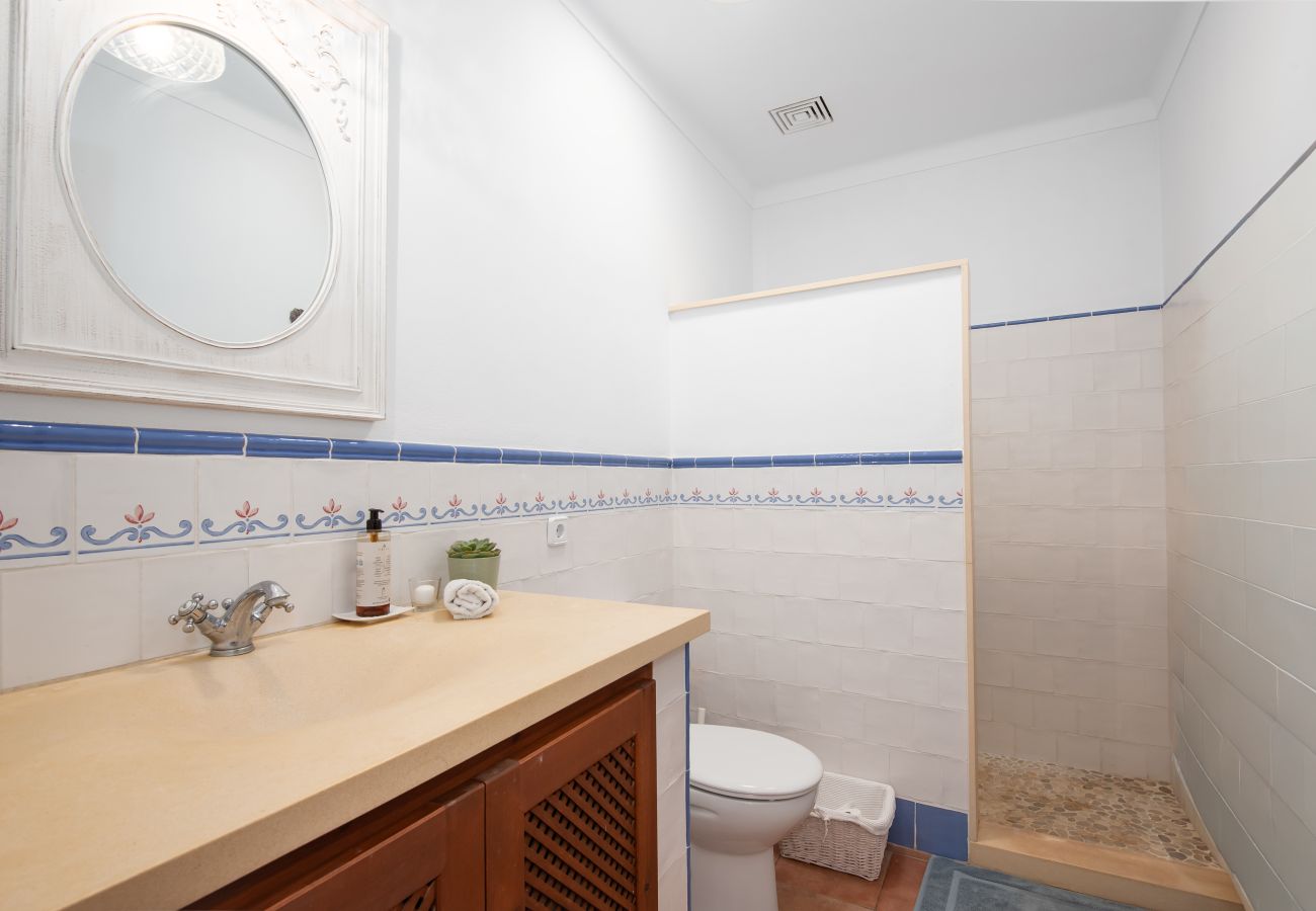 Finca en Es Llombards - Oasis de Luz en Es Llombards: Piscina, A/C y Horno Pizza (10p)