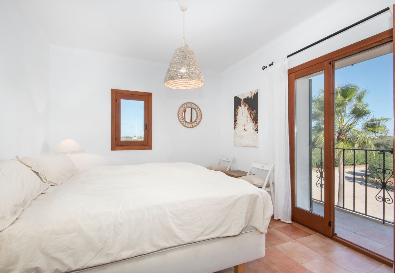 Finca en Es Llombards - Oasis de Luz en Es Llombards: Piscina, A/C y Horno Pizza (10p)