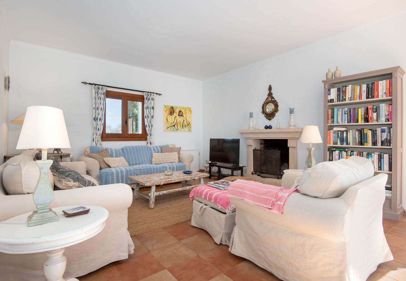 Finca en Es Llombards - Oasis de Luz en Es Llombards: Piscina, A/C y Horno Pizza (10p)