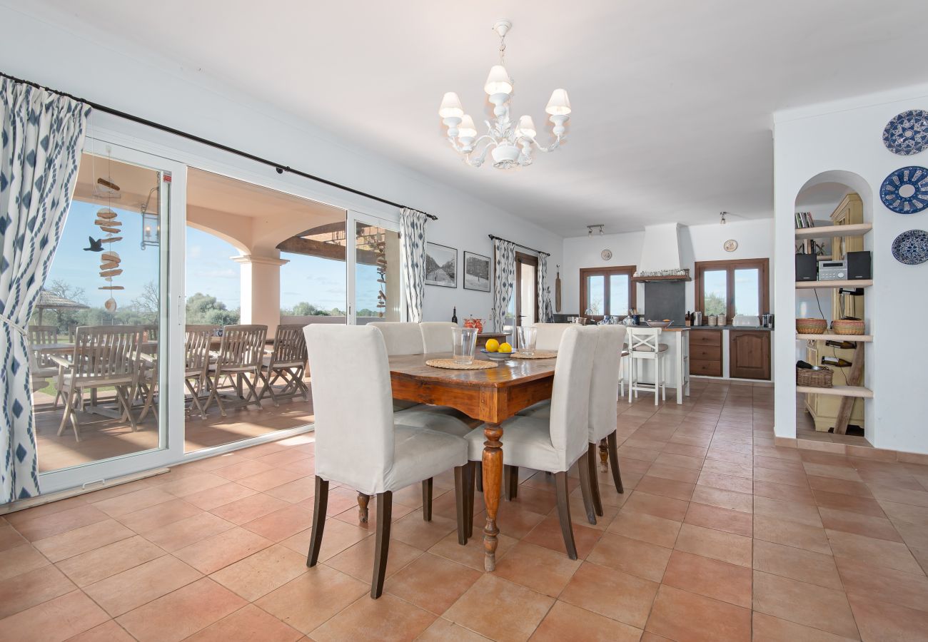 Finca en Es Llombards - Oasis de Luz en Es Llombards: Piscina, A/C y Horno Pizza (10p)