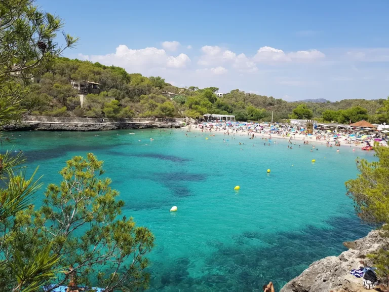 cala mondragó aguas transparentes