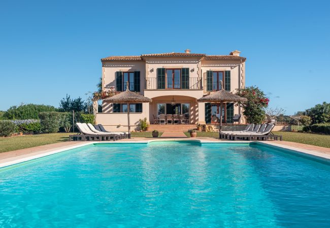 Country house in Es Llombards - Sunny Oasis in Es Llombards: Pool, A/C & Pizza Oven (10p)